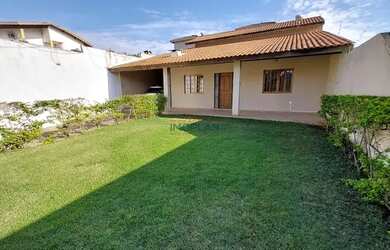 Imagem: A casa possui 3 Dormitórios, 3 Banheiros, 3 Vagas na garagem