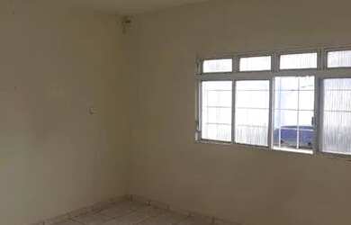 Imagem: A casa possui 3 Dormitórios, 1 Banheiro, 2 Vagas na garagem