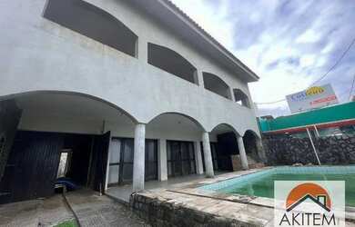 Imagem: A casa em condomínio possui 5 Dormitórios, 5 Banheiros, 4