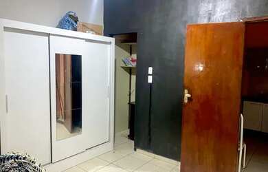 Imagem: A casa possui 1 Dormitório, 1 Banheiro, 1 Vaga na garagem e