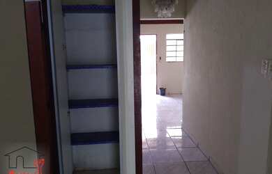 Imagem: A casa possui 2 Dormitórios, 1 Banheiro, 2 Vagas na garagem