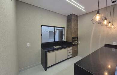 Imagem: A casa possui 3 Dormitórios, 3 Banheiros, 2 Vagas na garagem