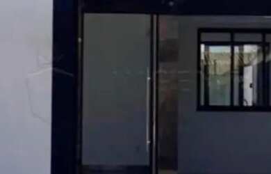 Imagem: A casa possui 2 Dormitórios, 1 Banheiro e 1 Vaga na garagem