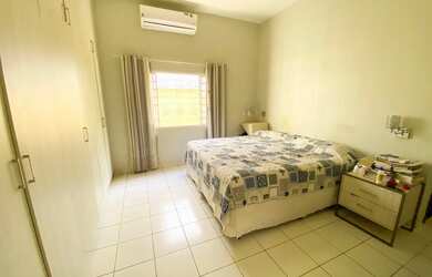 Imagem: A casa possui 4 Dormitórios, 5 Banheiros, 4 Vagas na garagem