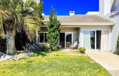 Imagem: A casa em condomínio possui 3 Dormitórios, 3 Banheiros, 2