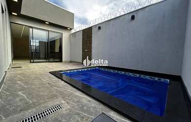 Imagem: A casa possui 3 Dormitórios, 3 Banheiros, 2 Vagas na garagem