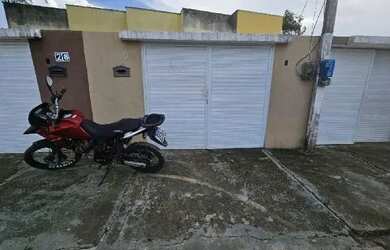 Imagem: A casa possui 2 Dormitórios, 1 Banheiro, 1 Vaga na garagem