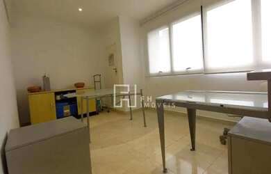 Imagem: O depósito possui 2 Vagas na garagem e 50m² de Área e está