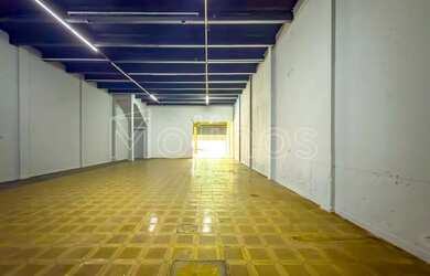 Imagem: O depósito possui 4 Vagas na garagem, 600m² de Área e está