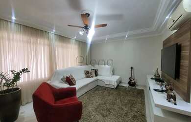 Imagem: A casa possui 3 Dormitórios, 2 Banheiros, 3 Vagas na garagem