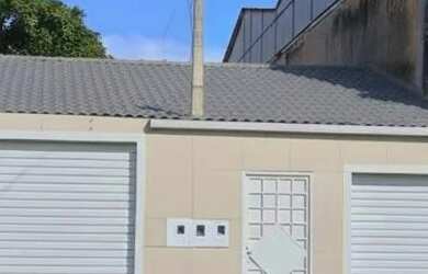 Imagem: A casa possui 4 Dormitórios, 2 Banheiros, 5 Vagas na garagem