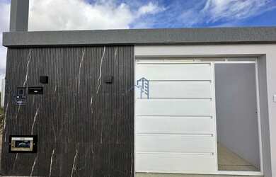 Imagem: A casa possui 3 Dormitórios, 2 Banheiros, 2 Vagas na garagem