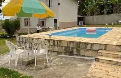 Imagem: A casa possui 4 Dormitórios, 5 Banheiros, 2 Vagas na garagem