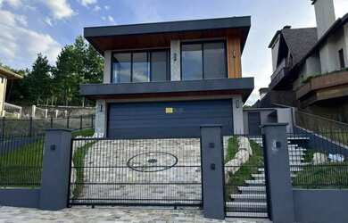 Imagem: A casa possui 4 Dormitórios, 4 Banheiros, 3 Vagas na garagem