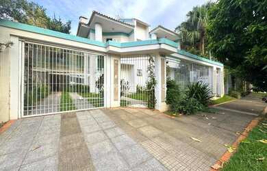 Imagem: A casa possui 3 Dormitórios, 3 Banheiros, 4 Vagas na garagem