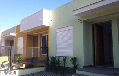 Imagem: A casa possui 3 Dormitórios, 2 Banheiros, 2 Vagas na garagem