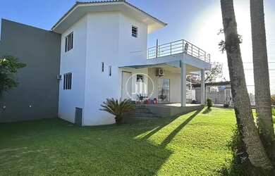 Imagem: A casa possui 2 Dormitórios, 2 Banheiros, 1 Vaga na garagem