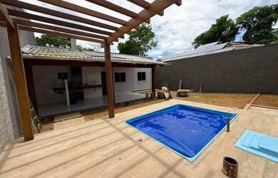 Imagem: A casa possui 3 Dormitórios, 4 Banheiros, 2 Vagas na garagem