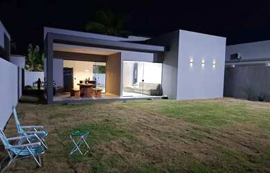 Imagem: A casa possui 3 Dormitórios, 2 Banheiros, 4 Vagas na garagem