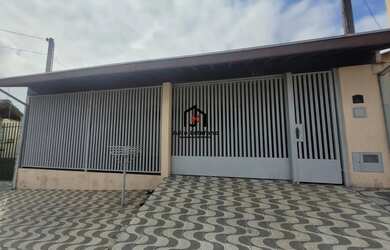 Imagem: A casa possui 2 Dormitórios, 2 Banheiros, 2 Vagas na garagem