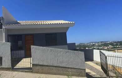 Imagem: A casa possui 2 Dormitórios, 2 Banheiros, 2 Vagas na garagem