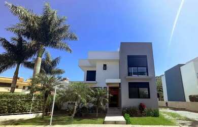 Imagem: A casa em condomínio possui 4 Dormitórios, 5 Banheiros, 2