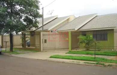 Imagem: A casa possui 3 Dormitórios, 2 Banheiros, 1 Vaga na garagem