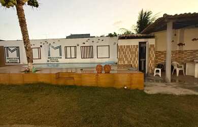 Imagem: A casa possui 3 Dormitórios, Acomodam 15 pessoas e 5 Vagas