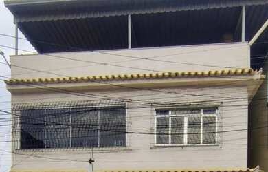 Imagem: A casa possui 3 Dormitórios, 2 Banheiros, 1 Vaga na garagem