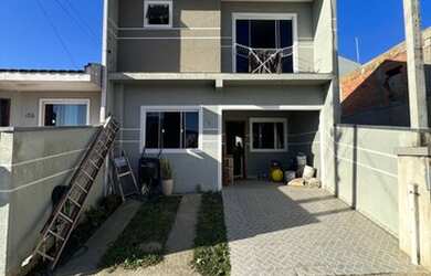 Imagem: A casa possui 3 Dormitórios, 3 Banheiros, 2 Vagas na garagem