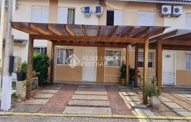 Imagem: A casa em condomínio possui 3 Dormitórios, 1 Banheiro, 2 Vagas