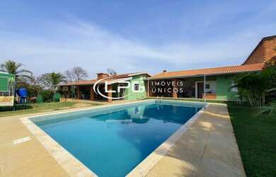 Imagem: A casa possui 3 Dormitórios, 3 Banheiros, 5 Vagas na garagem