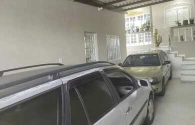 Imagem: A casa possui 3 Dormitórios, 2 Banheiros, 2 Vagas na garagem