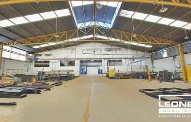 Imagem: O depósito possui 5 Vagas na garagem e 1943m² de Área e está