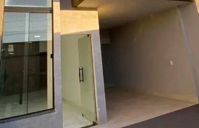 Imagem: A casa possui 4 Dormitórios, 2 Banheiros, 1 Vaga na garagem