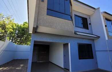 Imagem: A casa possui 3 Dormitórios, 3 Banheiros, 2 Vagas na garagem