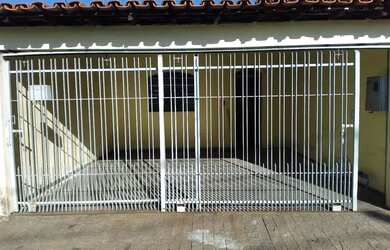 Imagem: A casa possui 2 Dormitórios, 1 Banheiro, 2 Vagas na garagem