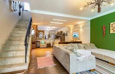 Imagem: A casa possui 3 Dormitórios, 4 Banheiros, 2 Vagas na garagem