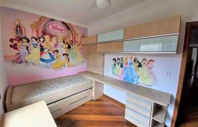 Imagem: A casa possui 3 Dormitórios, 1 Banheiro, 2 Vagas na garagem