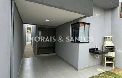 Imagem: A casa possui 3 Dormitórios, 1 Banheiro, 2 Vagas na garagem