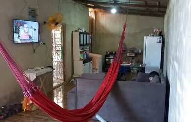 Imagem: A casa possui 2 Dormitórios, 1 Banheiro, 2 Vagas na garagem