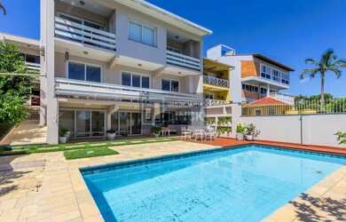 Imagem: A casa possui 4 Dormitórios, 5 Banheiros, 4 Vagas na garagem