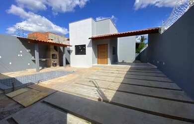 Imagem: A casa possui 3 Dormitórios, 3 Banheiros, 2 Vagas na garagem