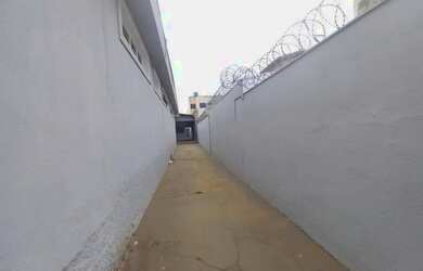 Imagem: A casa possui 5 Dormitórios, 1 Banheiro, 5 Vagas na garagem