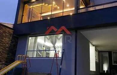 Imagem: A casa possui 4 Dormitórios, 1 Banheiro, 2 Vagas na garagem