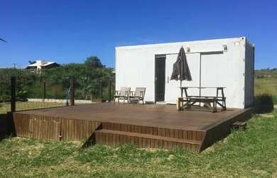 Imagem: A casa possui 1 Dormitório, 1 Banheiro, 1 Vaga na garagem