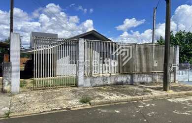 Imagem: A casa possui 4 Dormitórios, 2 Banheiros, 2 Vagas na garagem