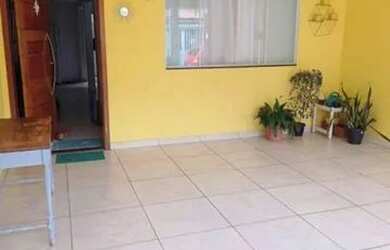 Imagem: A casa possui 3 Dormitórios, 1 Banheiro, 2 Vagas na garagem