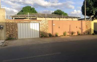 Imagem: A casa possui 2 Dormitórios, 2 Banheiros, 2 Vagas na garagem