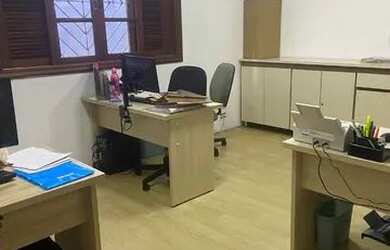 Imagem: A casa possui 5 Dormitórios, 3 Banheiros, 2 Vagas na garagem